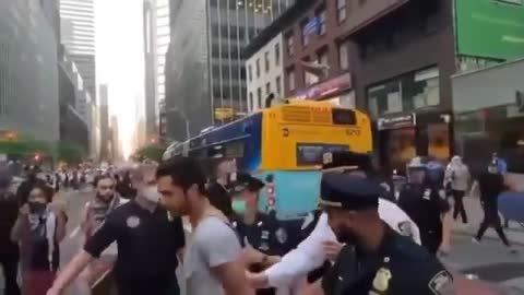 Palestinian Mob Attacks Jews in Broad Daylight in NYC