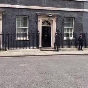 Barack Obama arrives at Number 10 in UK for an undisclosed “private meeting”