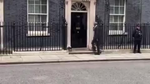 Barack Obama arrives at Number 10 in UK for an undisclosed “private meeting”