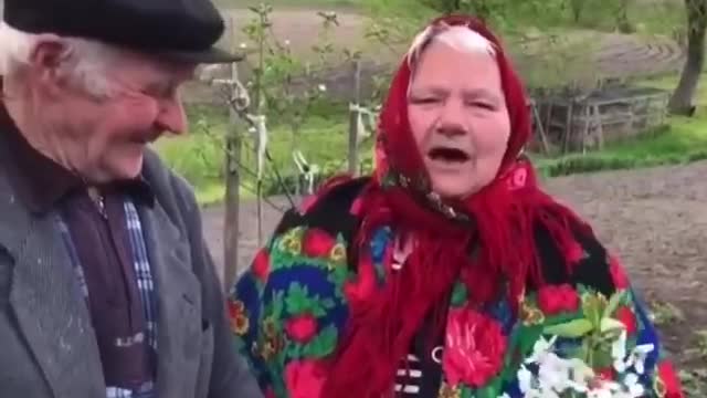 🔥 Grandma not only sings beautifully! She also gives a beautiful nose!)