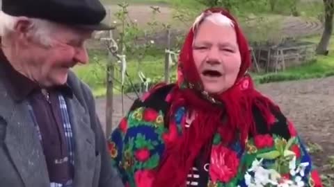 🔥 Grandma not only sings beautifully! She also gives a beautiful nose!)