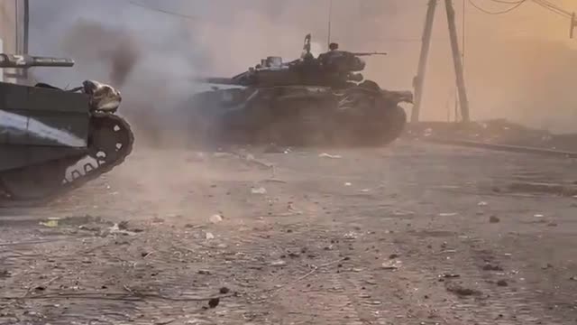 Street fighting in Mariupol, infantry support with tanks