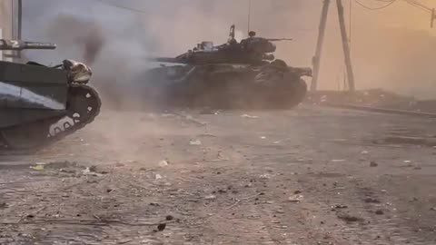 Street fighting in Mariupol, infantry support with tanks