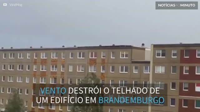 Ventos fortes soltam telhado de edifício na Alemanha