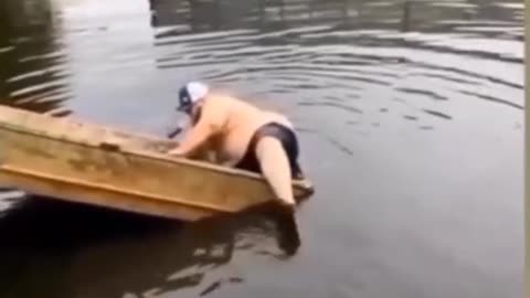 Tentando subir no barco
