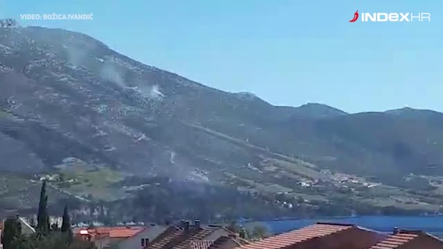 Upravo u Orebiću: vatrogasci se i dalje bore s požarima