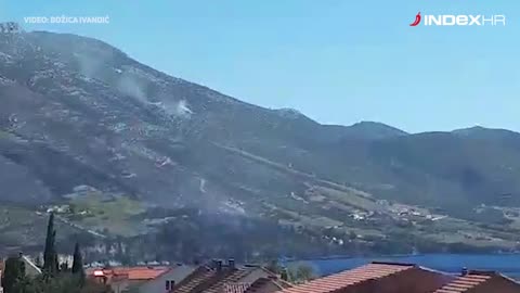 Upravo u Orebiću: vatrogasci se i dalje bore s požarima