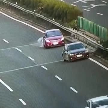 Woman Tries To Use Blanket To Shield Mway Breakdown Car