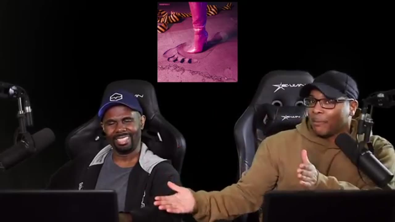 👍BIG FOOT REACTION (nicki minaj)