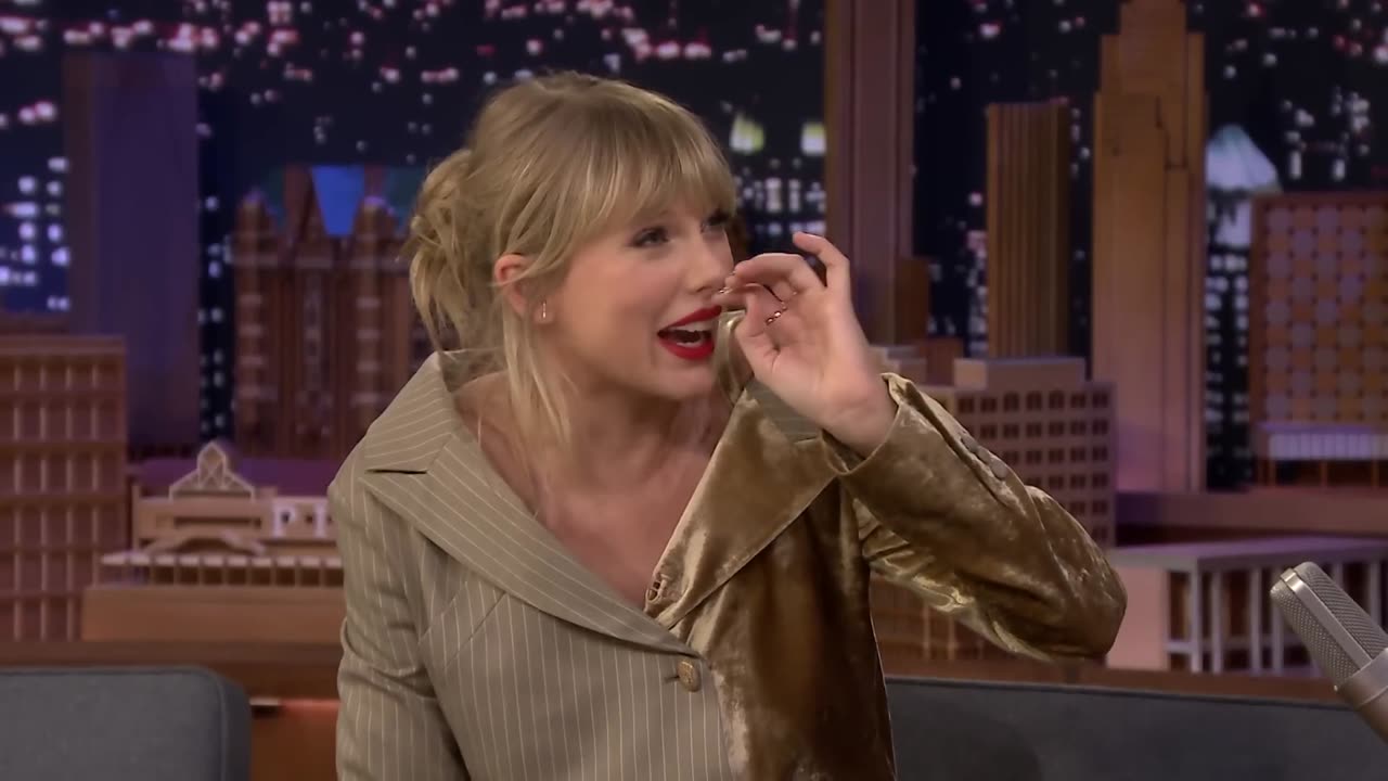 Taylor Swift reacts to democrat siri short circuiting on LIVE television