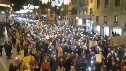 Barcelona protest tonight against mandates & covid restrictions chanting Liberta in the streets