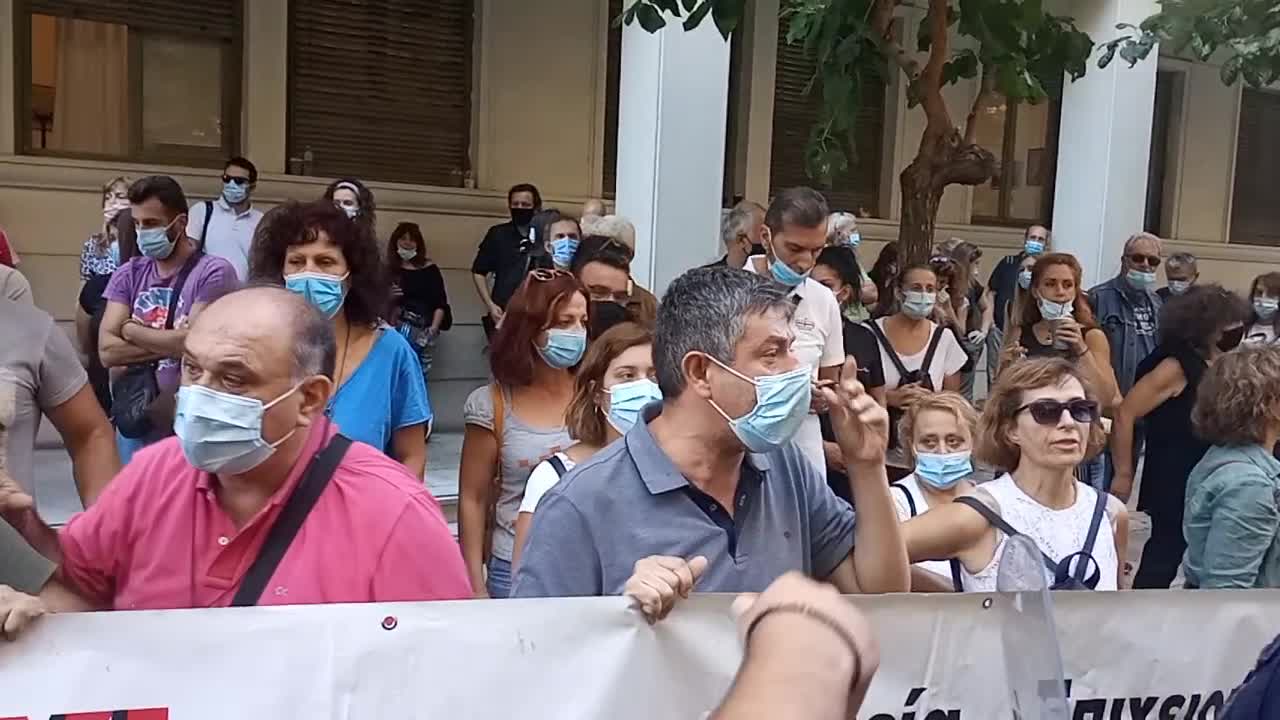 Διαμαρτυρία της ΠΟΕΔΗΝ και ένταση έξω από το υπουργείο Υγείας