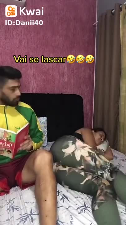 mulher peida perto do homem lendo livro #shorts.mp4