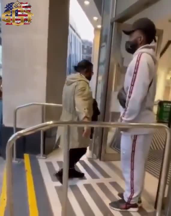 הבחור הזה משתמש ברולר מוך כדי להדגים איך הכבשים יצייתו לכל דבר אם יגידו להם שזה כדי לשמור עליהם בטוחים