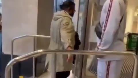 הבחור הזה משתמש ברולר מוך כדי להדגים איך הכבשים יצייתו לכל דבר אם יגידו להם שזה כדי לשמור עליהם בטוחים