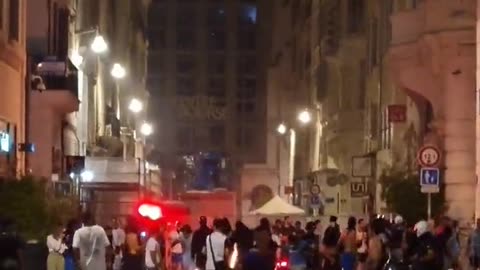 A horde of a hundred rioters looted a phone store, no arrests made in France