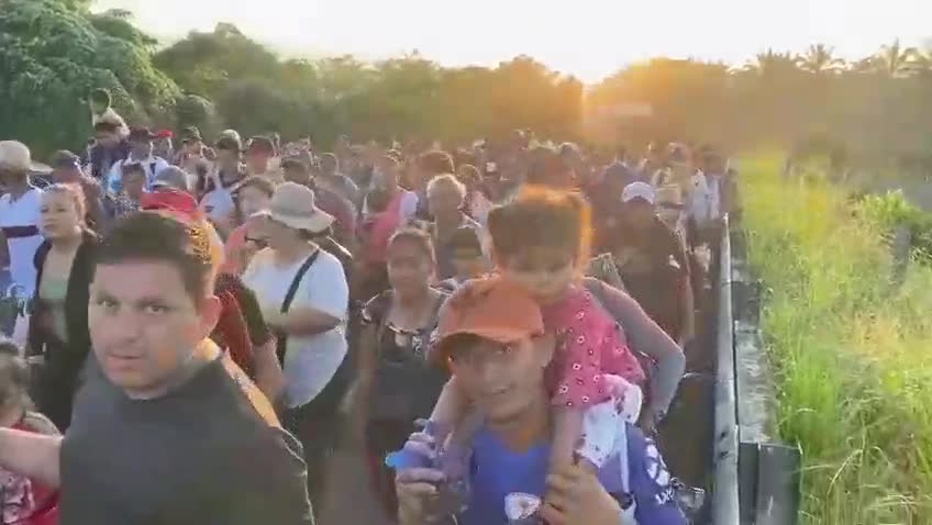 👉👉DAY 5: As dawn breaks the Migrant Caravan marches again towards the US