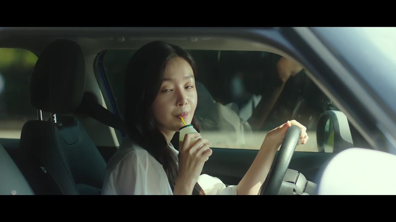 바나나 우유 마시는 이쁜 여자_달짝지근해 Honeysweet