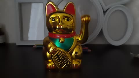 Maneki-neko He wishes health to his family and friends and a lot of money