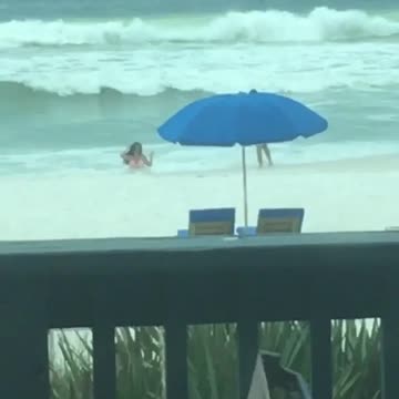 Woman narrates girl in ocean getting hit by wave