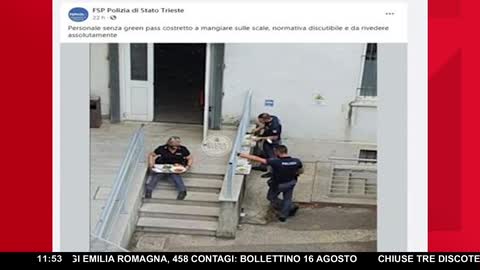 🔴 IL green pass colpisce anche la Polizia: guardate in che condizioni sono costretti a mangiare.