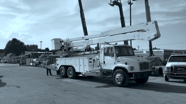 Elevator Boom / Bucket Truck 1999 Freightliner FL80 Altec A77T-E93 93' Platform 2 Man CAT Diesel