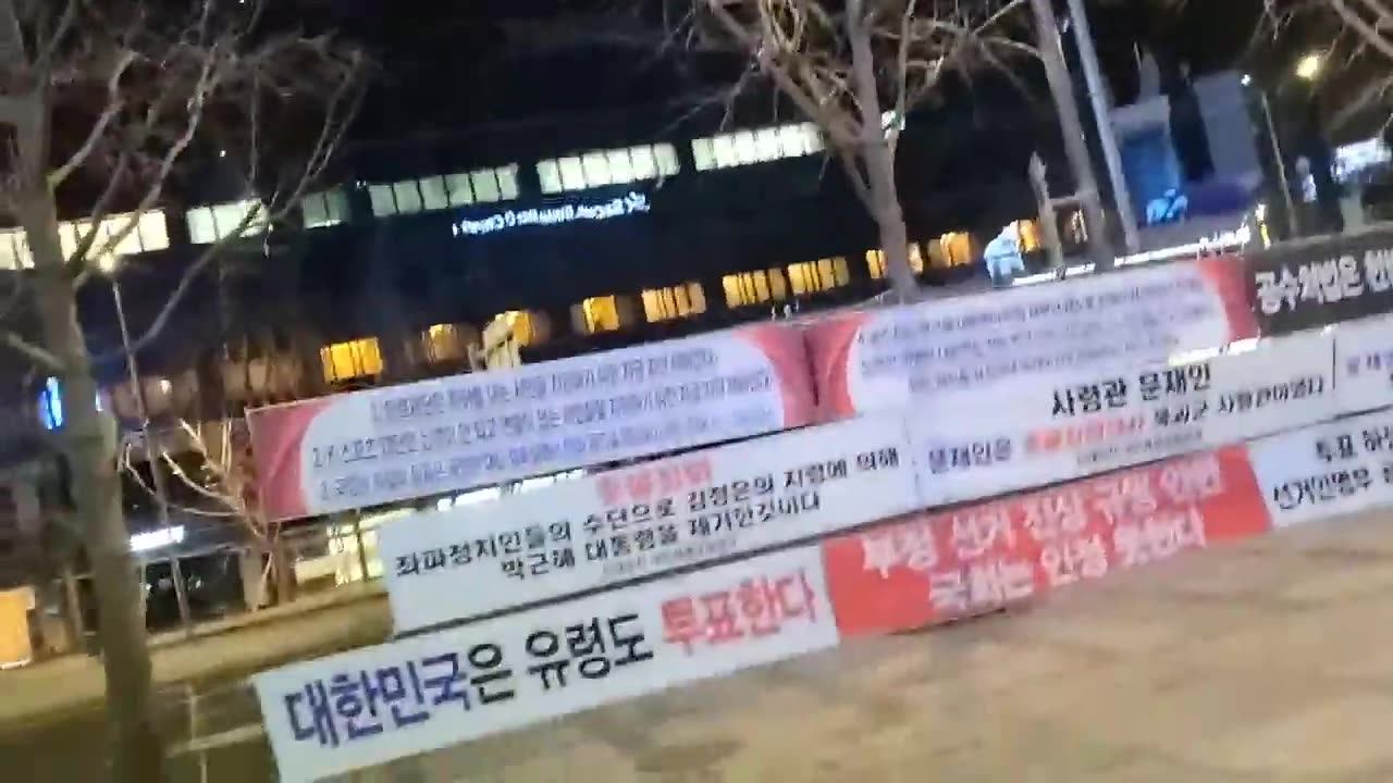 20210306_V3_S02(8OUX_f8DhQo)파이낸스 앞에 설치되어 있는 텐트, 박근혜대통령 복귀추진운동본부