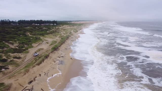 Прекрасный вид моря, притикающего к пляжу.