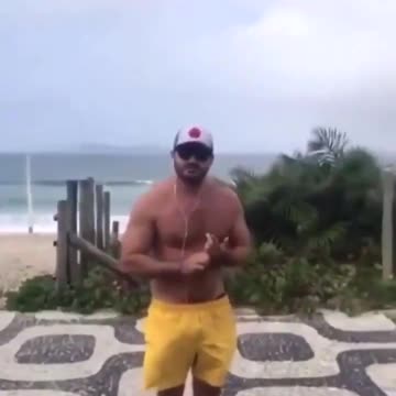 Os lavradores da Globo, exigi que o povo fiquem em casa de máscaras mas eles podem sair na praia sem máscaras.