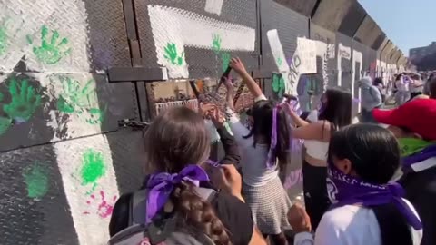 Feministas ROMPEN vallas metálicas que protegen el Palacio Nacional en México.