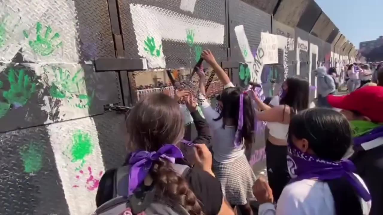 Feministas ROMPEN vallas metálicas que protegen el Palacio Nacional en México.