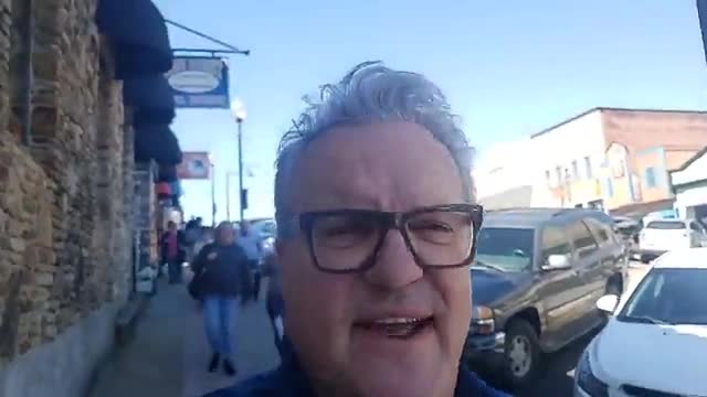 Mark Lowry meets up with Dino Kartsonakis at cake shop 3-19-22