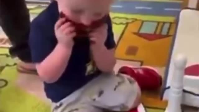 אמא שמה לבן שלה מסכה