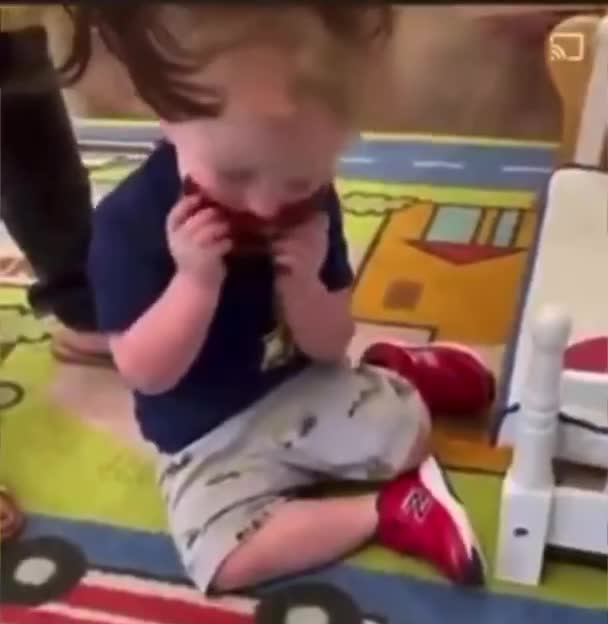 אמא שמה לבן שלה מסכה