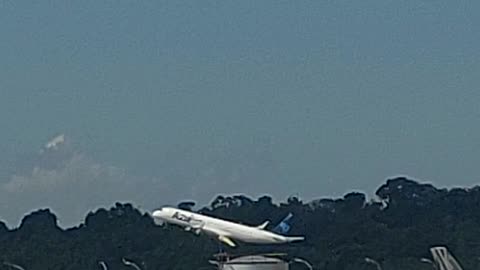 Embraer 195 PR-AXW takeoff from Manaus to Campinas