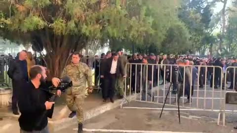 Представители ветеранов и министр внутренних дел Дмитрий Дбар зашли в администрацию Аслана Бжания