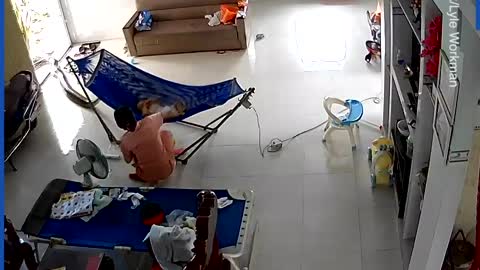 Baby has almost die with bed edge