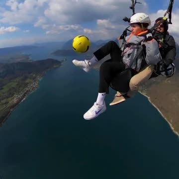 She wants play football👧