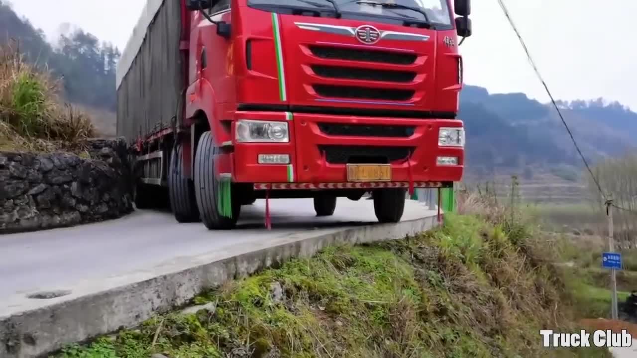 Dangerous Truck Driving | Truck driving through the extremely mountain road.