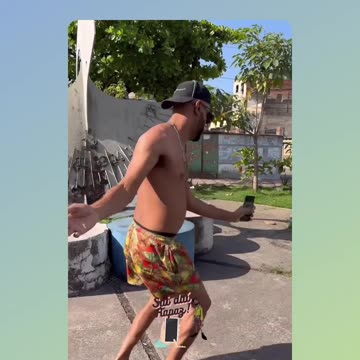 Dançarino passivo se divertindo no monumento