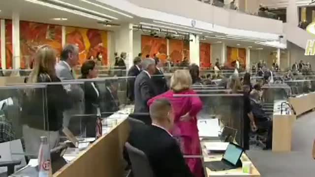 La deputata austriaca Eva María Holzleitner crolla nel bel mezzo di un discorso in Parlamento - NESSUNA CORRELAZIONE!! 😱 😨 😱