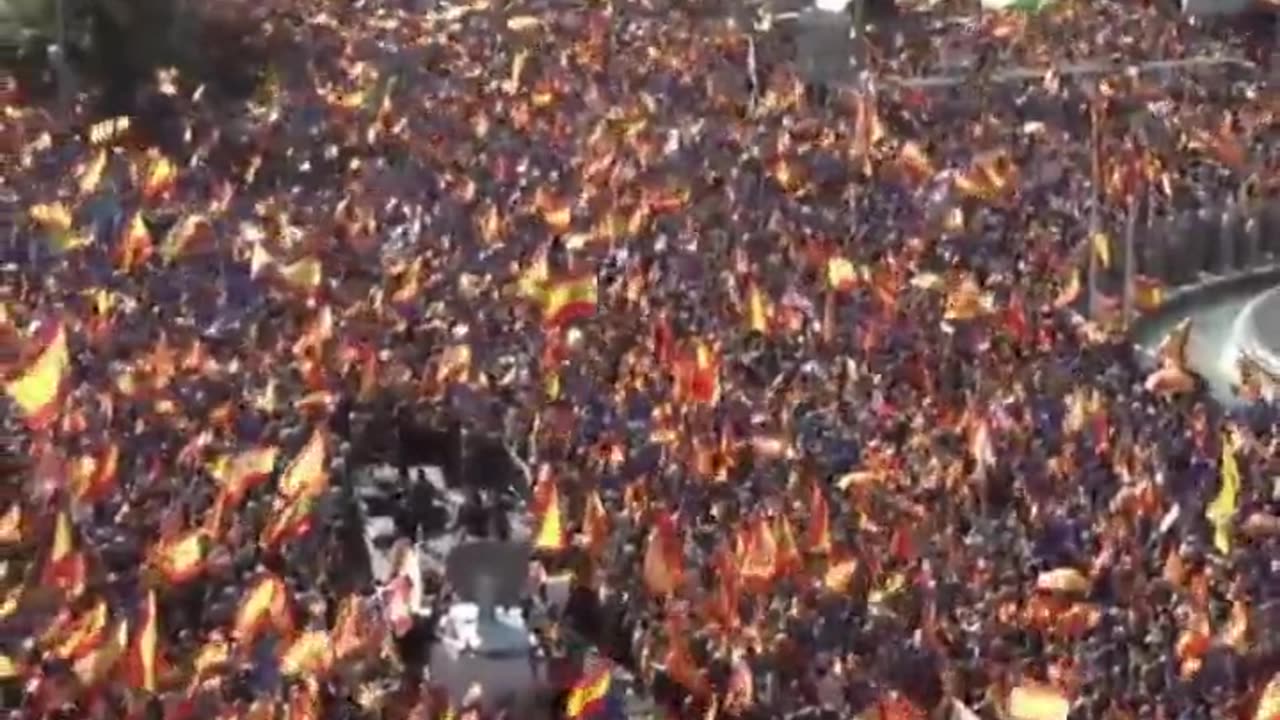 Spain: crowd on the streets singing the national anthem in protest of the Socialist coup