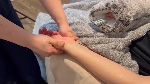 ASMR I got Tingly Head spa by THIS Pro!!! She needs her own ASMR channel🥰