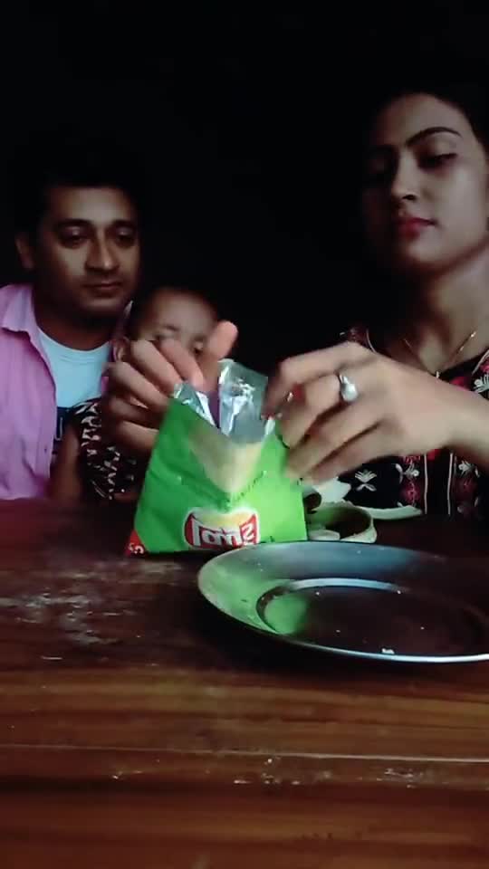 Mom cuts Banana and puts in Lays packet. Funny video