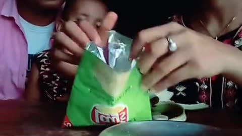 Mom cuts Banana and puts in Lays packet. Funny video