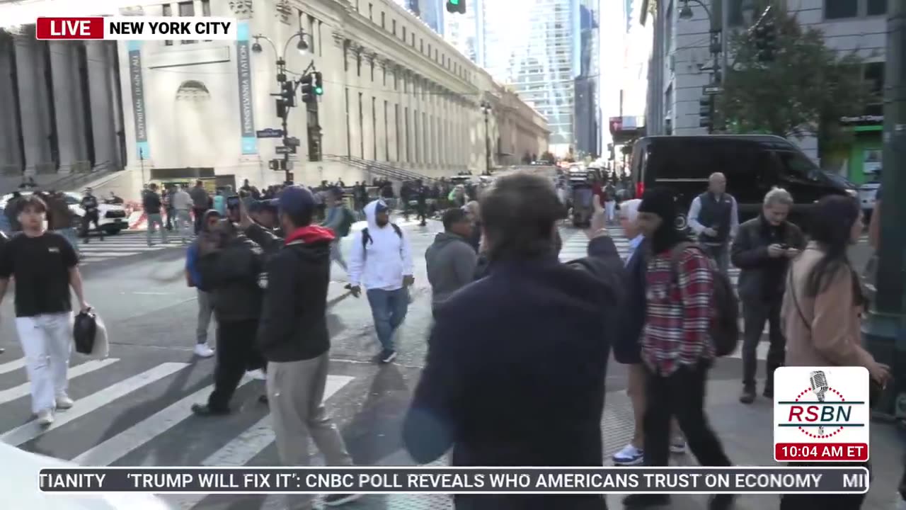 CROWDS SURRPUND MADDISON SQUARE IN SUPPORT OF TRUMP RALLY