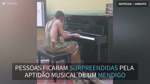 Mendigo emociona ao tocar piano em estação de trem