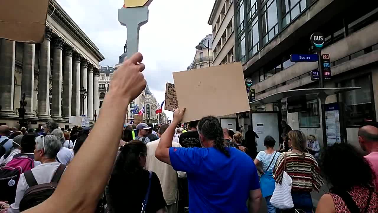 Manif du 4 septembre 21 anti-pass 💉 Place de la Bourse- etttt top départ !! Go go go !