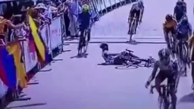 SORPRENDENTE VIDEO CAE Y CRUZA LA META EL CICLISTA