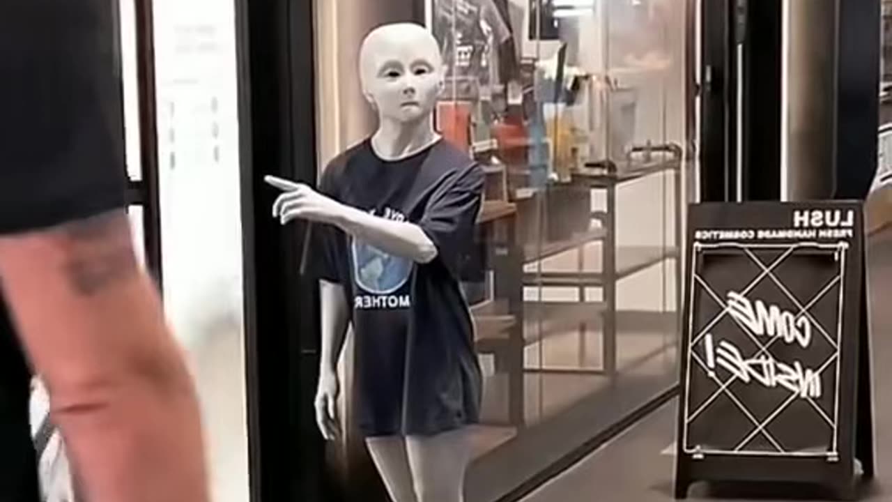 Alien in a Shopping mall | America 🇺🇸